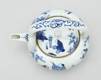 TEKKANNA SAMT KOPPAR, 5 delar, porslin, Kina/Japan, bla Jiaqing (1796-1820).