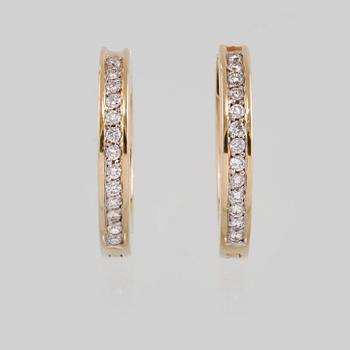 ÖRHÄNGEN, 18K guld med briljantslipade diamanter ca 2.00 ct, Manuel, Stockholm. Vikt 11,3 gram.