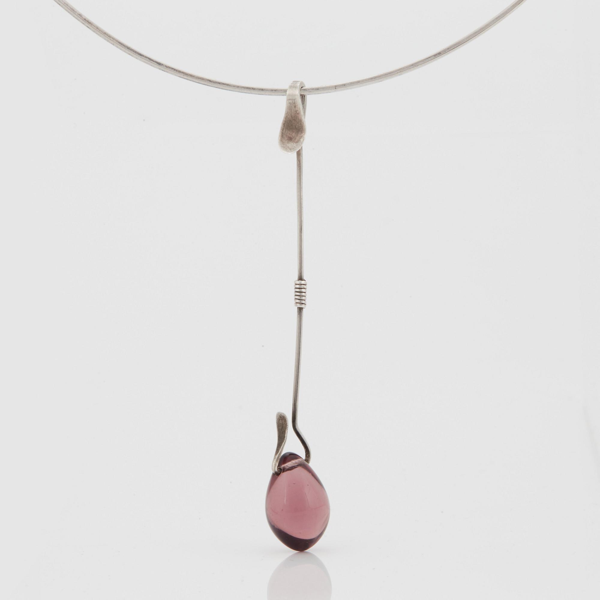 Vivianna Torun Bülow-Hübe, halsring, egen ateljé, Stockholm, ca 1952.