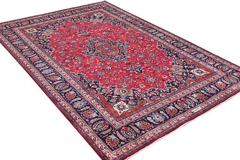 A Kashan carpet, c. 358 x 244 cm.