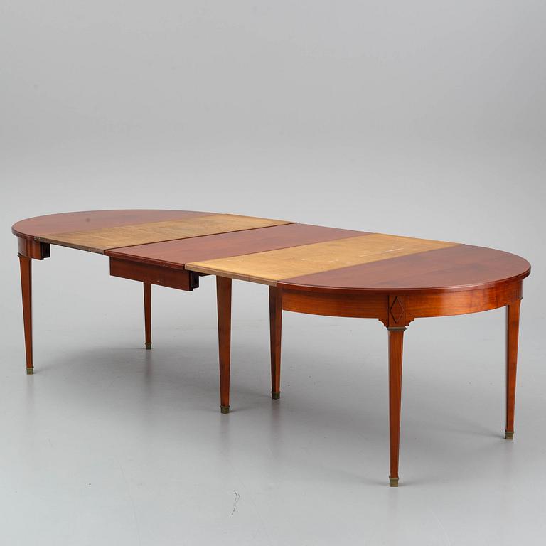 A late 20th century dining table. 3 leaves included.