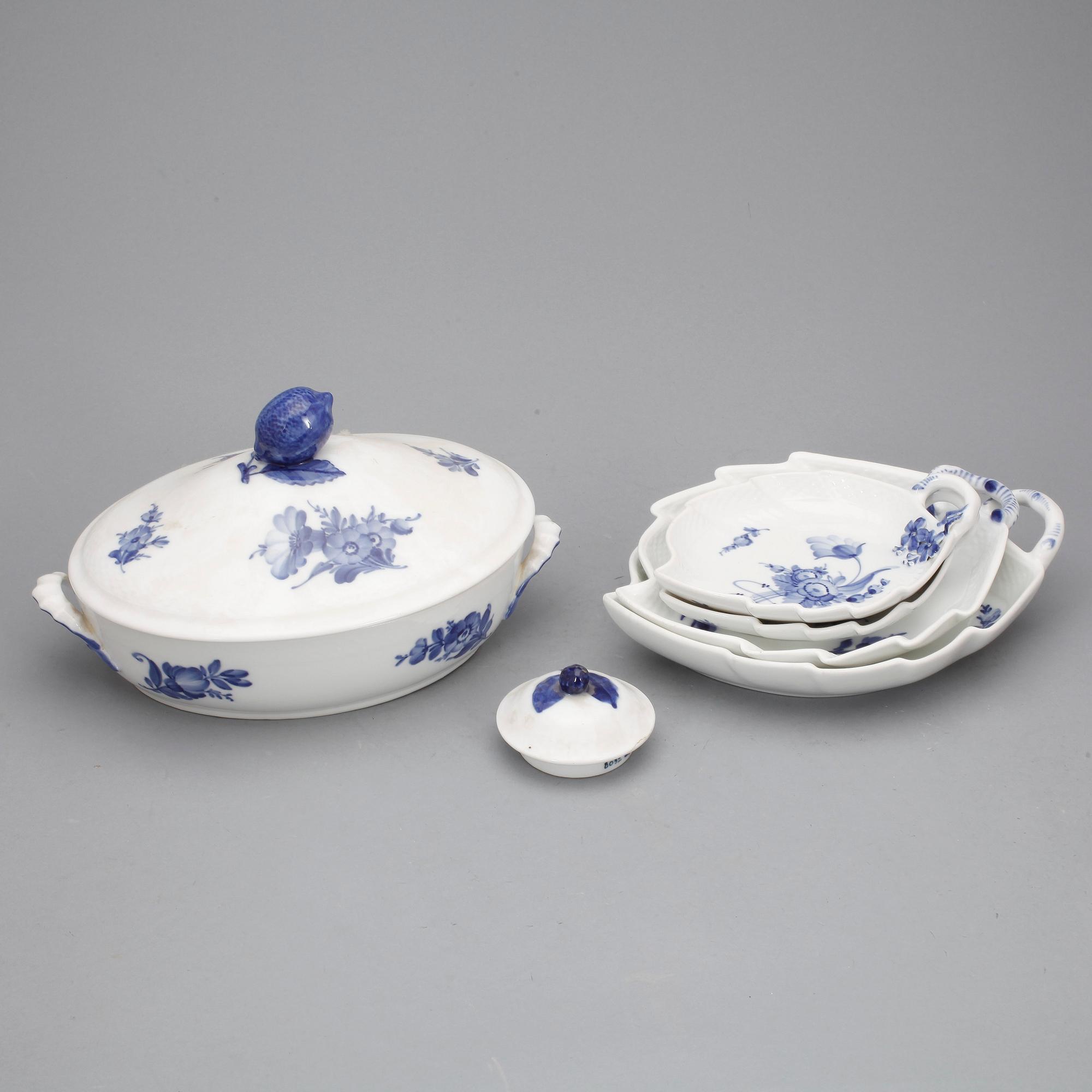 SERVISDELAR, ca160+8 delar, porslin, "Blå blomst", Royal Copenhagen, 1900-tal.