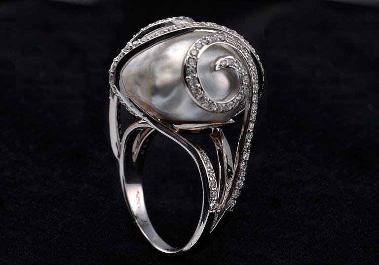 SORMUS, briljanttihiottuja timantteja n. 1.10 ct. Barokki  etelänmerenhelmi n. 17 x 19 mm. Paino 13 g.