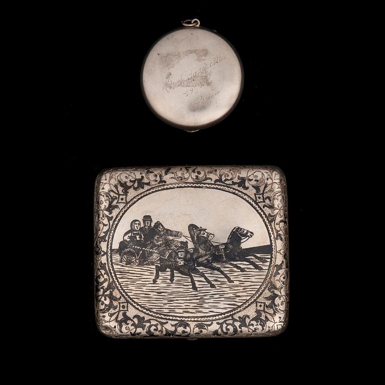 CIGARETTETUI OCH PILLERDOSA, silver, Ryssland och Finland, 1900-talets början.