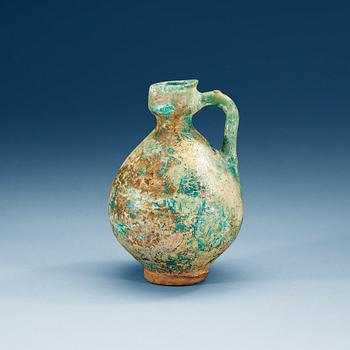 1138. KANNA, lergods. Turkos glasyr. Höjd 21 cm. Persien 1200-tal, troligen Keshan.