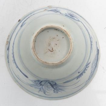 A Chinese blue and white porcelan bowl and a small vase, Ming dynasty (1368-1644).