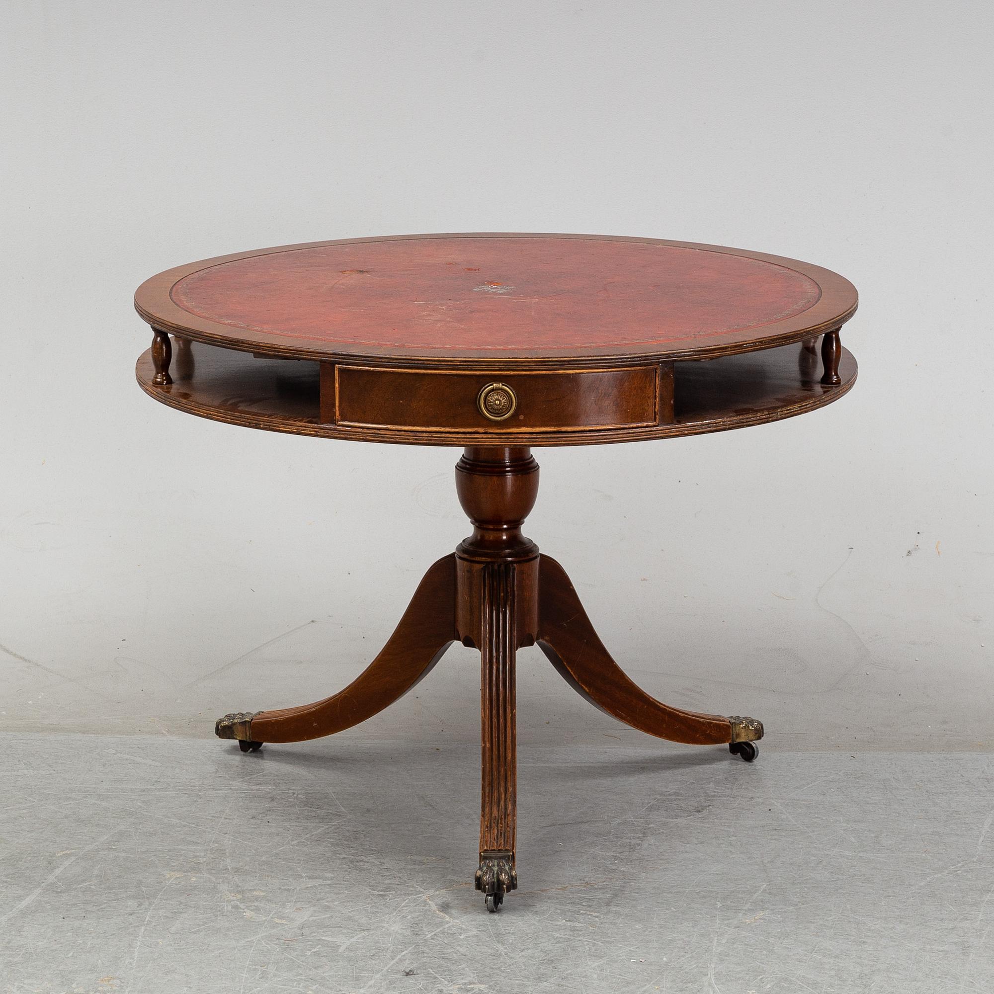 A mahogany carousel table, first half of the 20th Century.