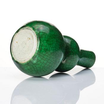 An apple green ge-glazed double gourd vase, Qing dynasty, 19th century.