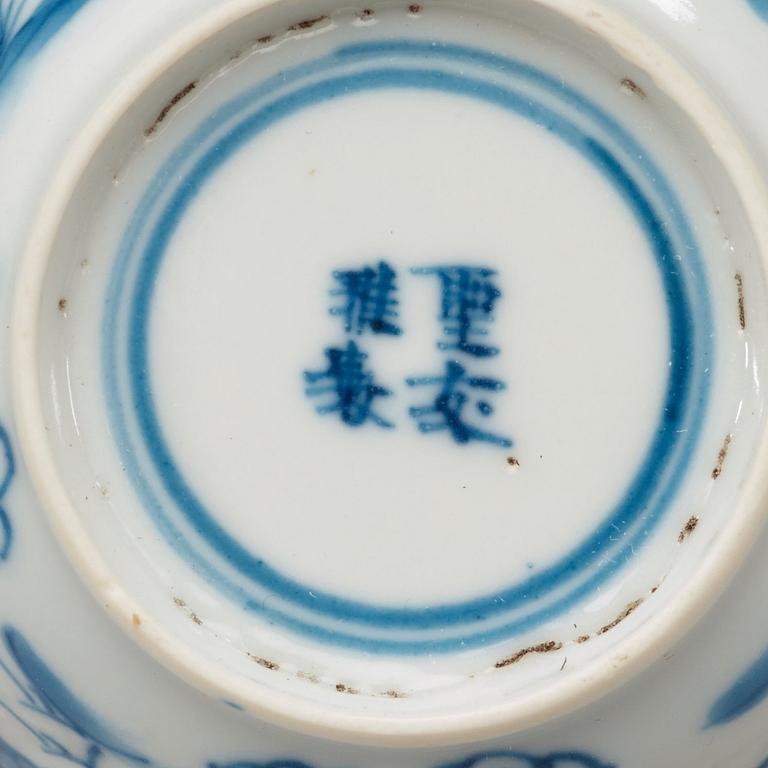 KOPPAR med FAT, fyra stycken, porslin. Qingdynastin Kangxi (1662-1722).
