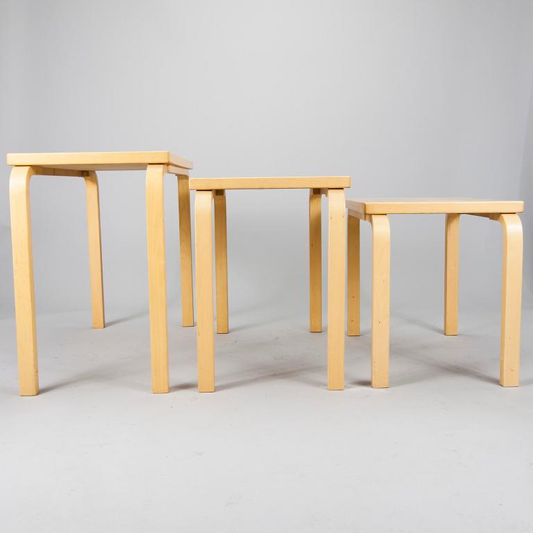 SARJAPÖYTÄ, 3 osaa, malli 88 A, Alvar Aalto, Artek 1970-luku.