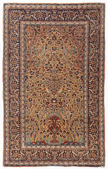 A Sarouk rug, c. 205 x 128 cm.