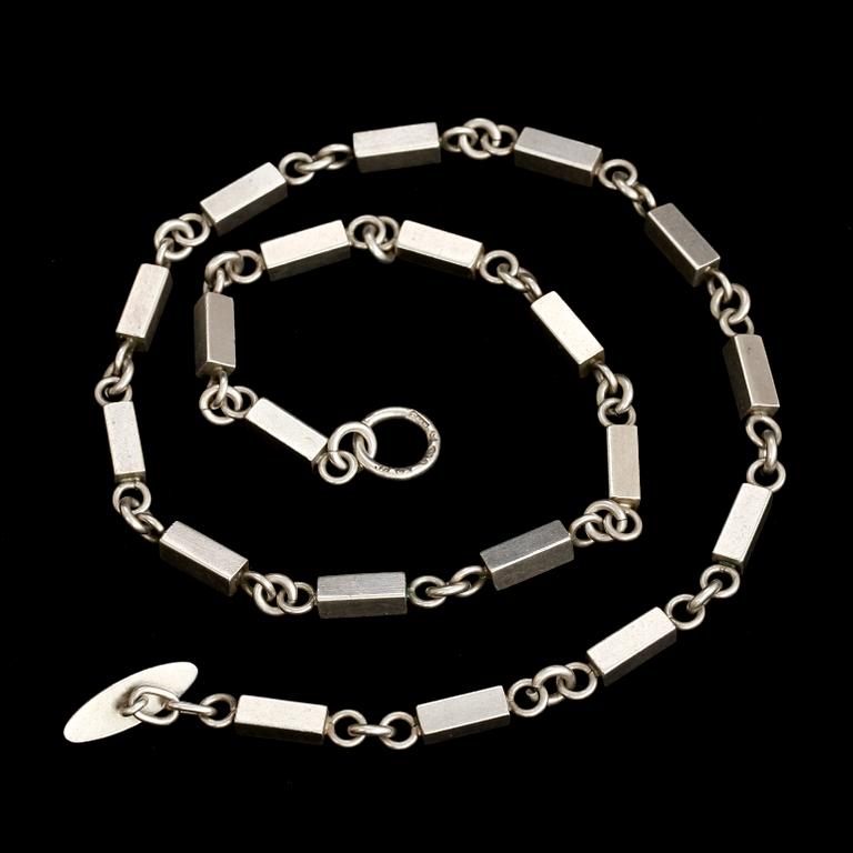 COLLIER, 2 st. Silver. Danmark, samt Sverige. 1900-talets andra hälft. Vikt tot 50 g.