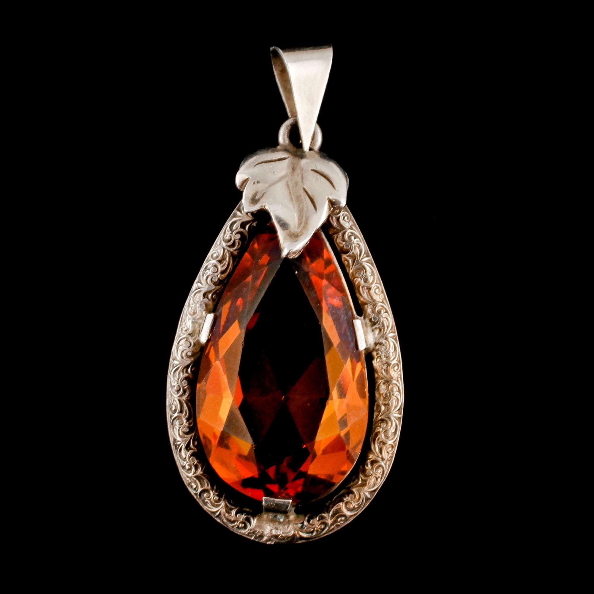 HÄNGE, silver samt bärnsten, troligtvis Danmark, stämplat WH, 1900-talets andra hälft. Vikt 8 g.