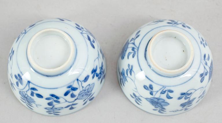 TEKANNA samt 2 TESKÅLAR, porslin, Kina, Qianlong 1736-1795.