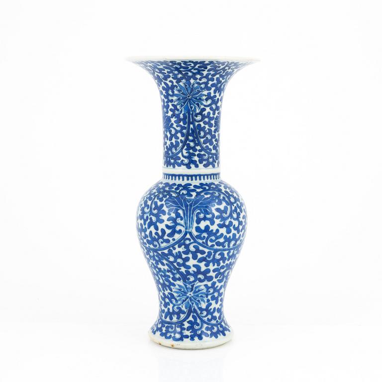 A blue and white vase, late Qing dynasty, circa 1900.