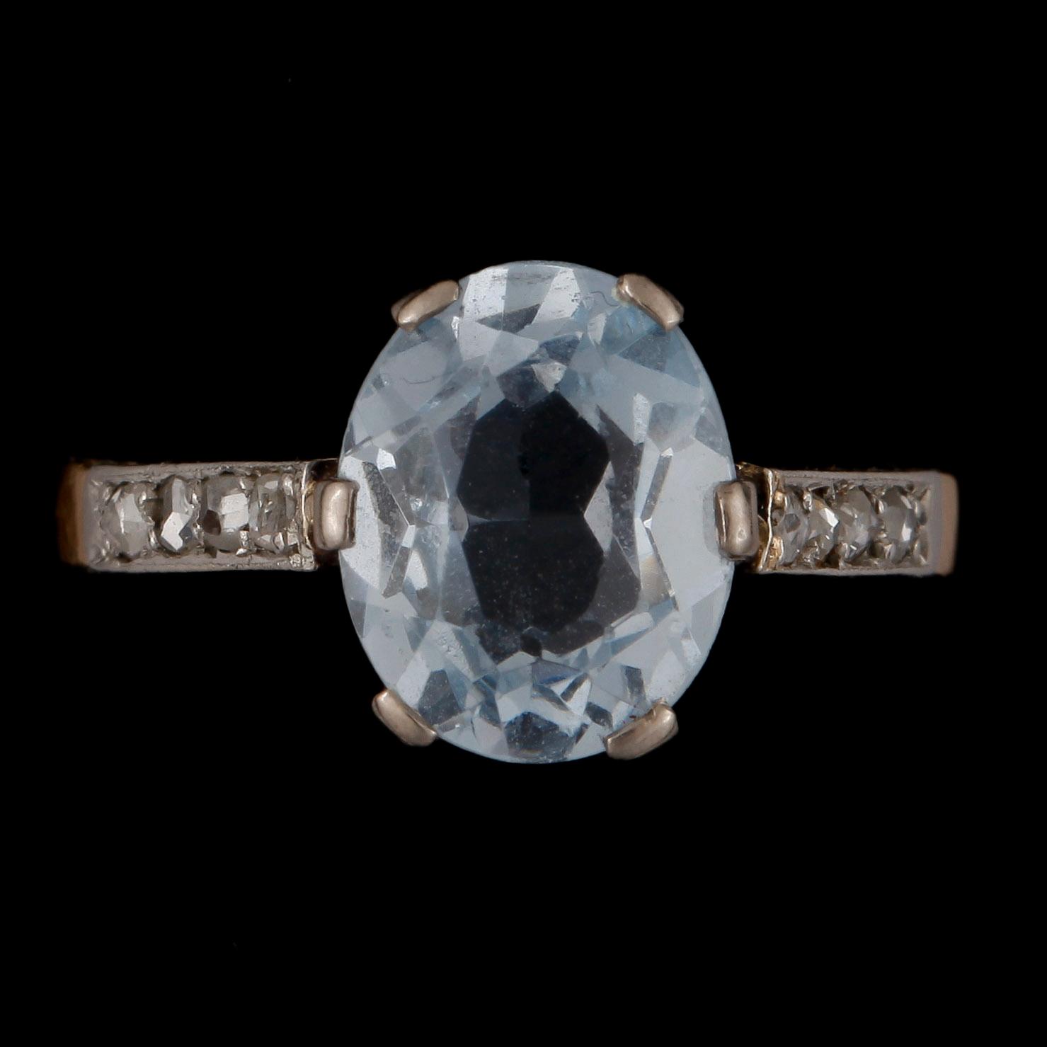 RING, 18k guld samt vitguld med spinell samt 8 små antikslipade diamanter. Vikt ca 3 gram.