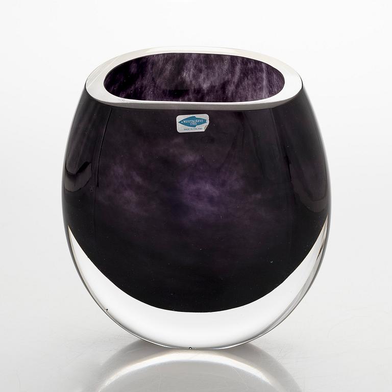 Kerttu Nurminen, vas, signerad K. Nurminen Nuutajärvi.