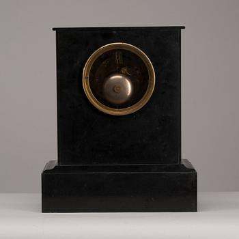 BORDSPENDYL, svart marmor, mässing, Mellaneuropa, sekelskiftet 1800/1900.