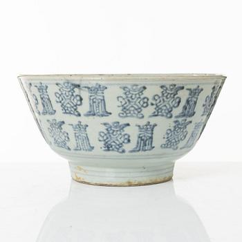 A Southeast Asian porcelain bowl, 19th century.