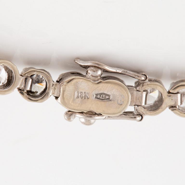 Tennis bracelet, 18K white gold with round brilliant-cut diamonds.