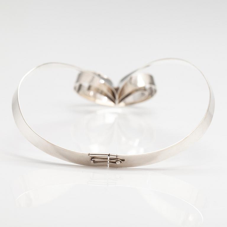 Helge Narsakka, Collier, sterlingsilver. Kaunis koru, Helsingfors 1972.