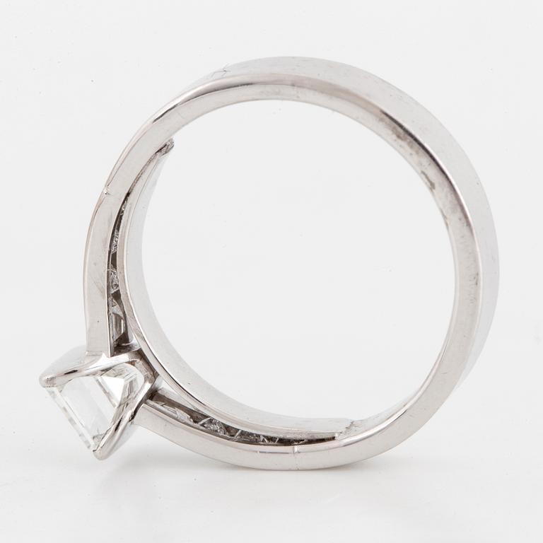 RING, med baguettslipad diamant.