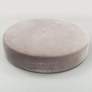 Antonio Citterio, a 'Harry Large' ottoman from B&B Italia.