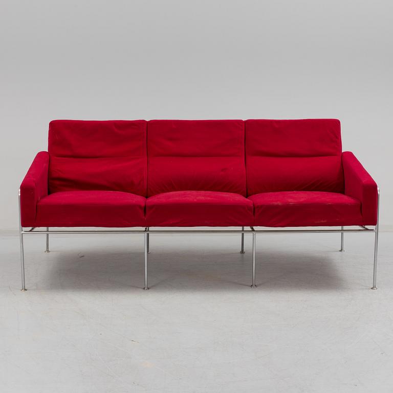 ARNE JACOBSEN, Soffa för Fritz Hansen, Köpenhamn, 1970-tal. Modellnummer 3304.
