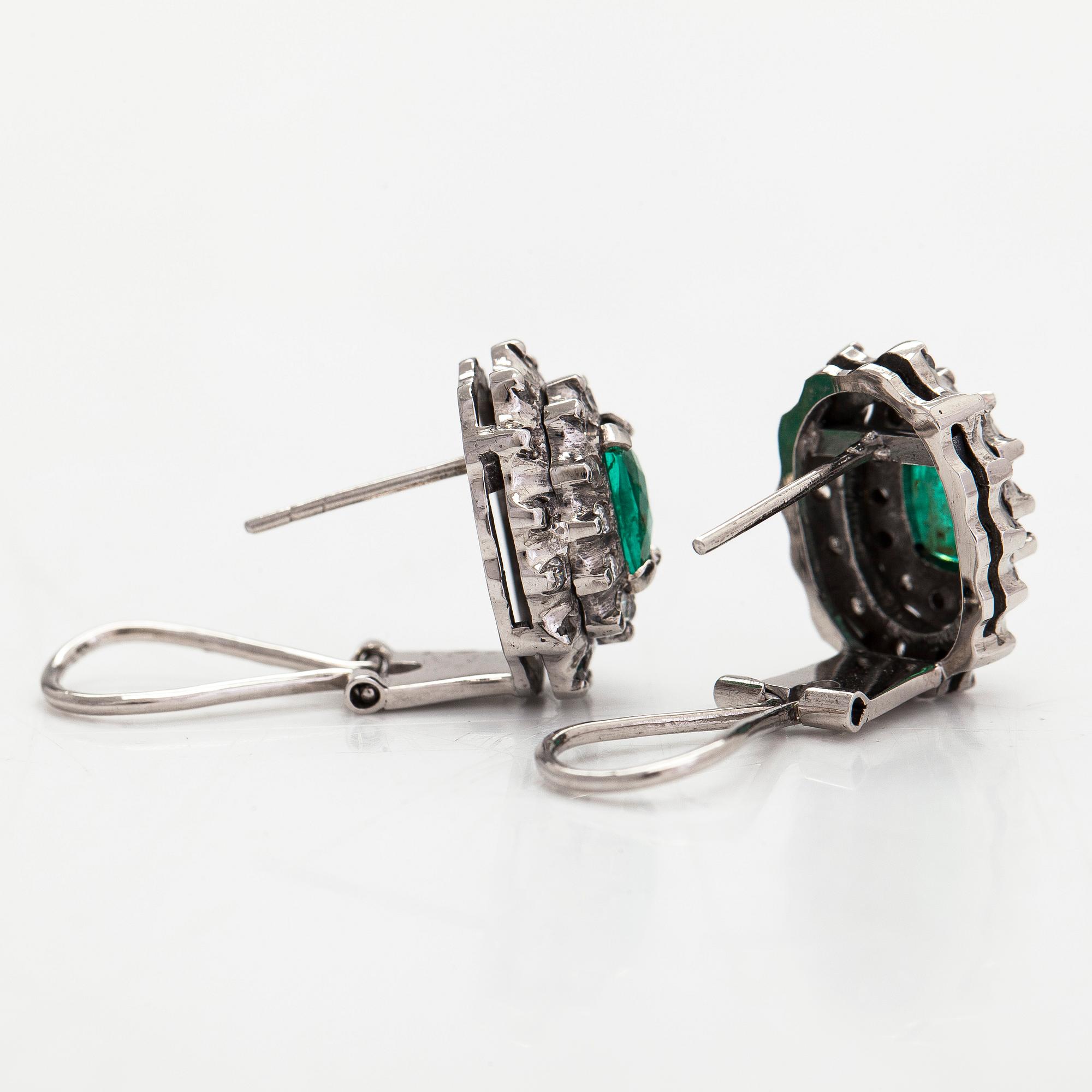 Örhängen, 14K vitguld med smaragder och diamanter.