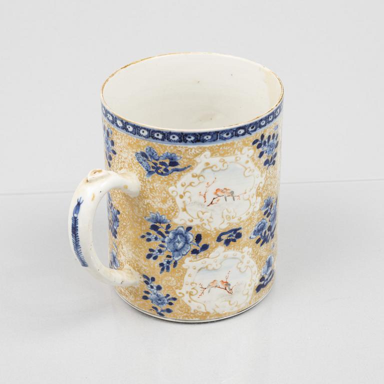 A Chinese porcelain mug, Qianlong (1736-95).