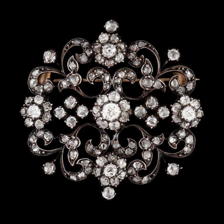 A old- and rose-cut diamond brooch.