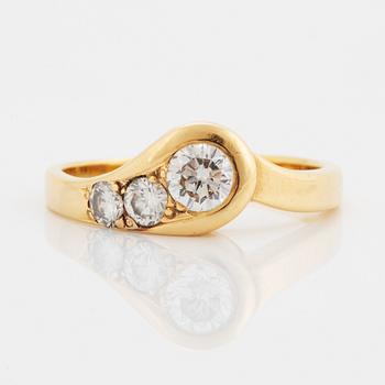 Ring with three brilliant-cut diamonds, total ca 0.65 ct. Rolf Sonderegger Guldsmedsverkstad, Köping, 1988.