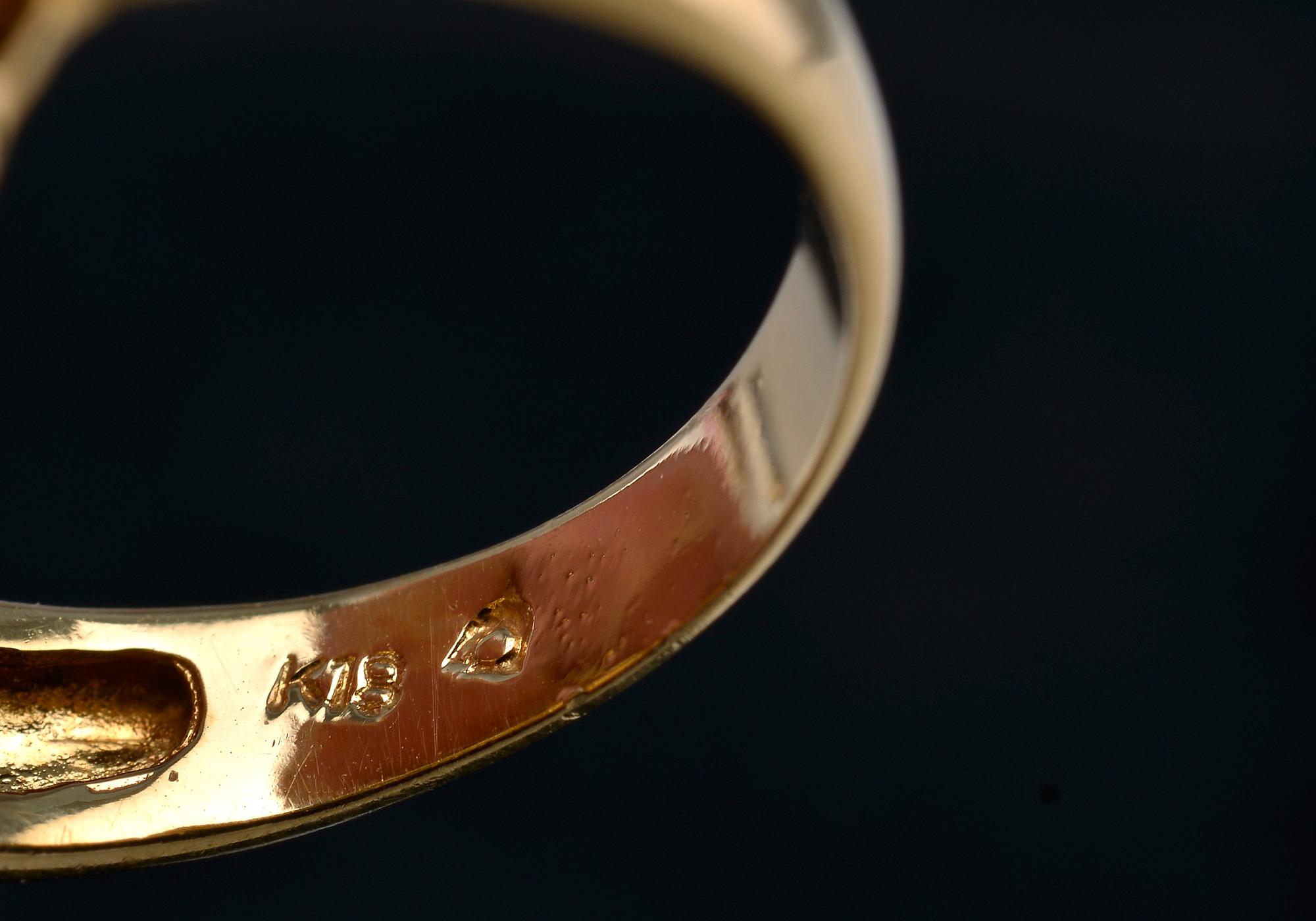 RING, 98 briljant och baguetteslipade diamanter ca 2.5 ct. 18K guld. Storlek 17-, vikt 9 g.