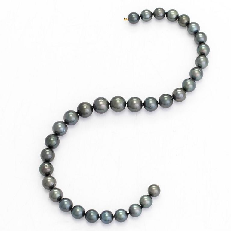 Necklace with cultured Tahitian pearls, 14K gold clasp.