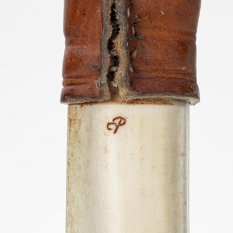 Esse Poggats, (d.y.), half-horn knife, signed.