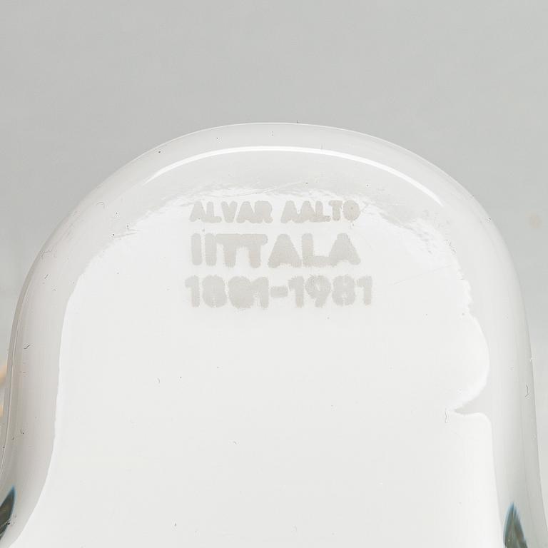 Alvar Aalto, vaser, 2 st, den mindre Iittalas 100-års jubileumsvas märkt Alvar Aalto Iittala 1881-1981.