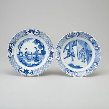 TALLRIKAR, två stycken, porslin. Qingdynastin, Kangxi (1662-1722).