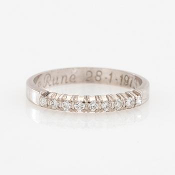 Ring Halvallians 18K vitguld med runda briljantslipade diamanter.