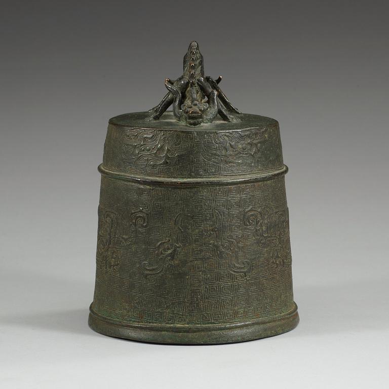 A archaistic bronze bell, late Ming dynasty/early Qing dynasty.