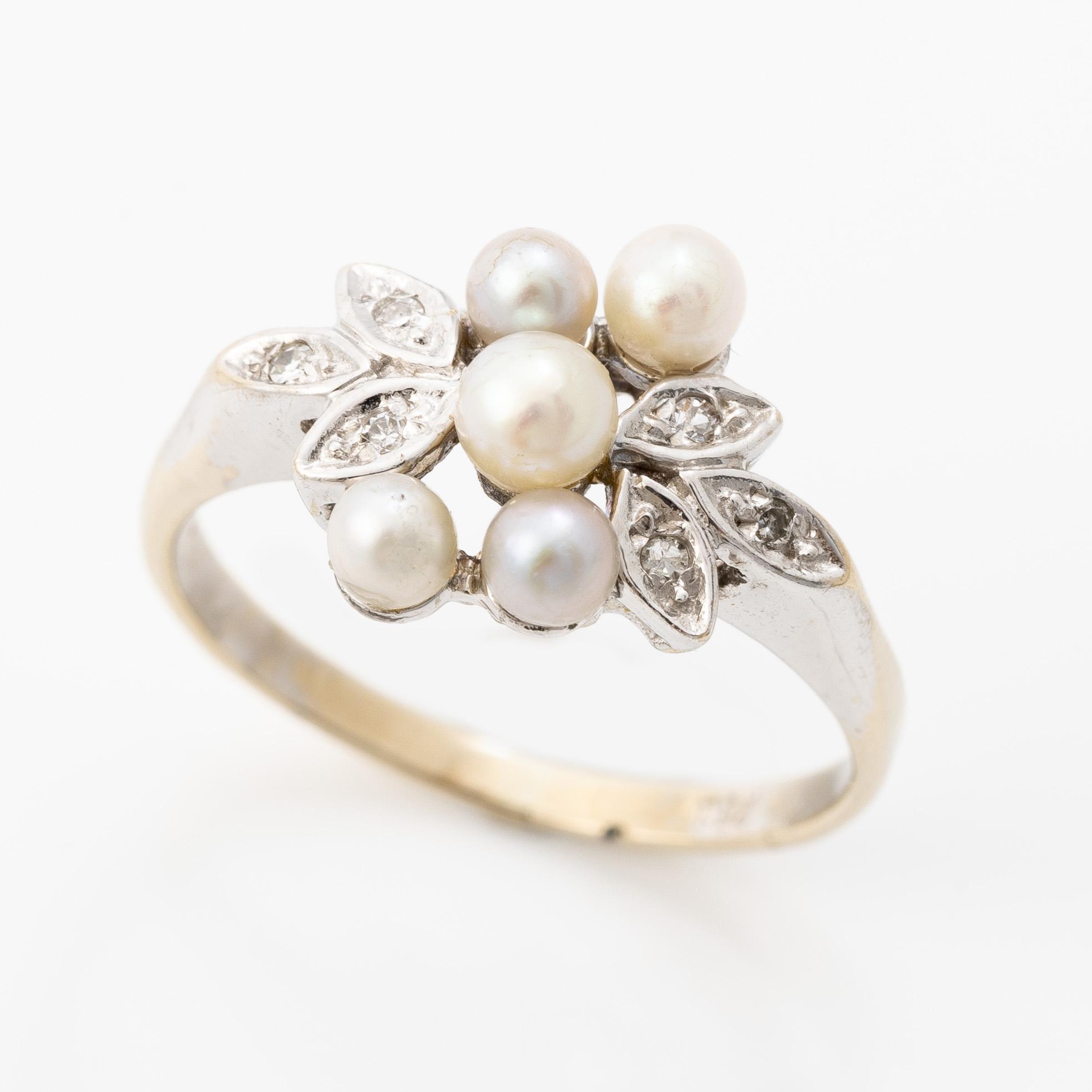 Ring 18K white gold with pearls and octagon-cut diamonds.