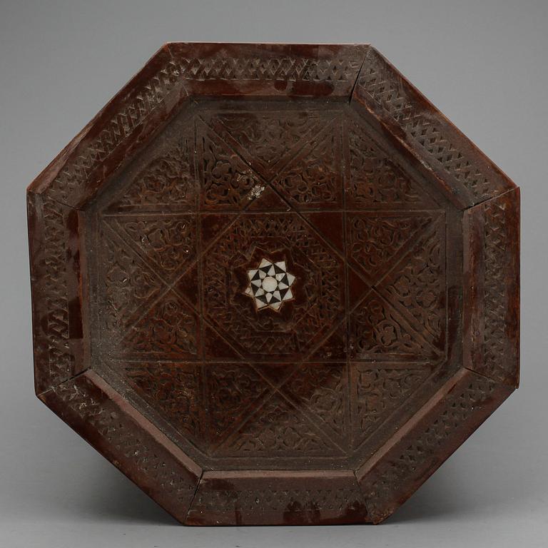 BORD / PALL. Orientaliskt. 1900-tal.