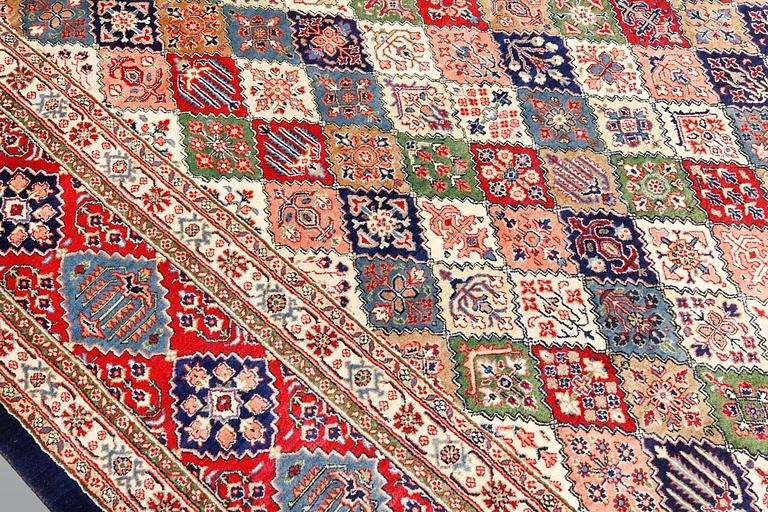 Carpet, Saruk, 363 x 268 cm.