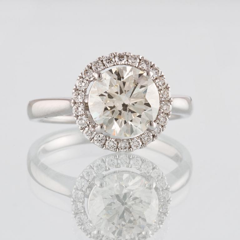 RING, 18K vitguld med briljantslipad diamant ca 2.03 ct samt små briljantslipade diamanter 0.24 ct. 4,8 gram.