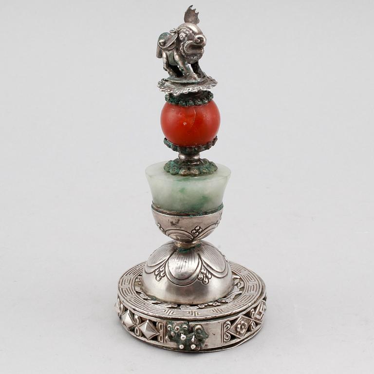 HATTPRYDNAD, Kina, silver och nefrit, 1900-talets första hälft.