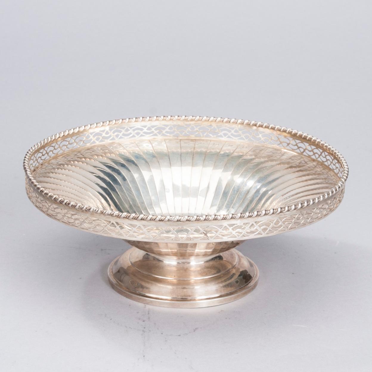 SKÅLAR, 3 st, sterling silver, Birmingham 1934-1938. Vikt 479 g.