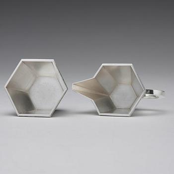 Wiwen Nilsson, sockerskål, gräddkanna och tång på bricka, Lund 1964-69, sterling.