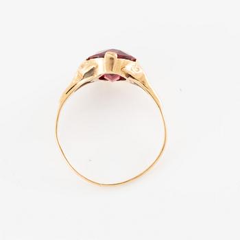 Ring 18K gold with red synthetic stone.