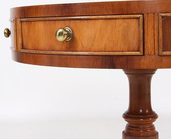 DRUMTABLES, ett par, engelsk stil, 1900-talets andra hälft.