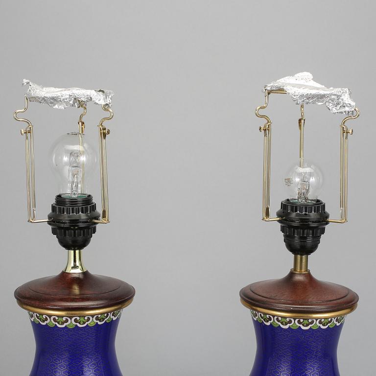 BORDSLAMPOR, ett par, brons med cloisonné, Kina, 1900-tal.