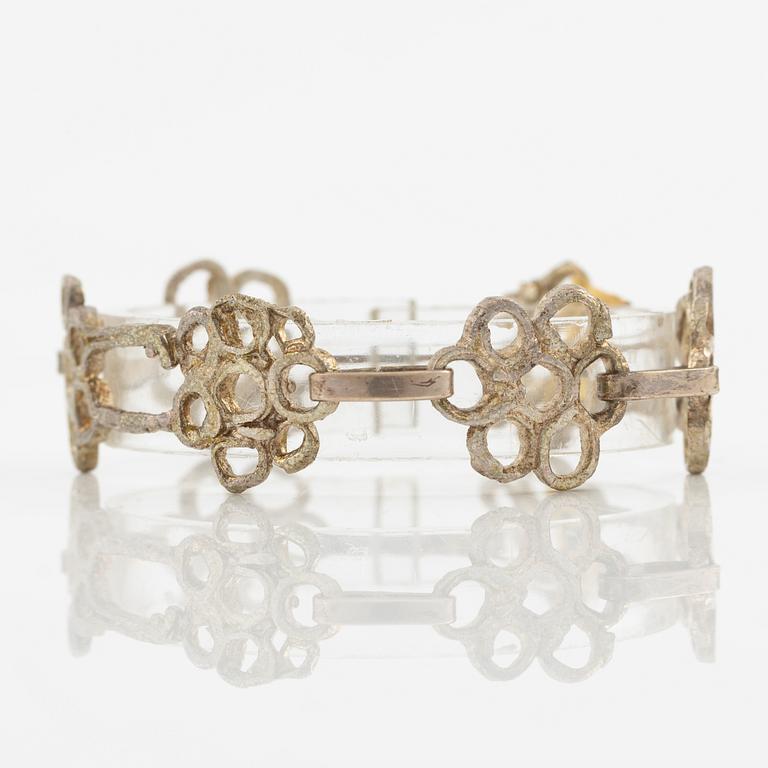 Lars Arby, ett armband och sex hängen samt en halsring, silver, med emalj.